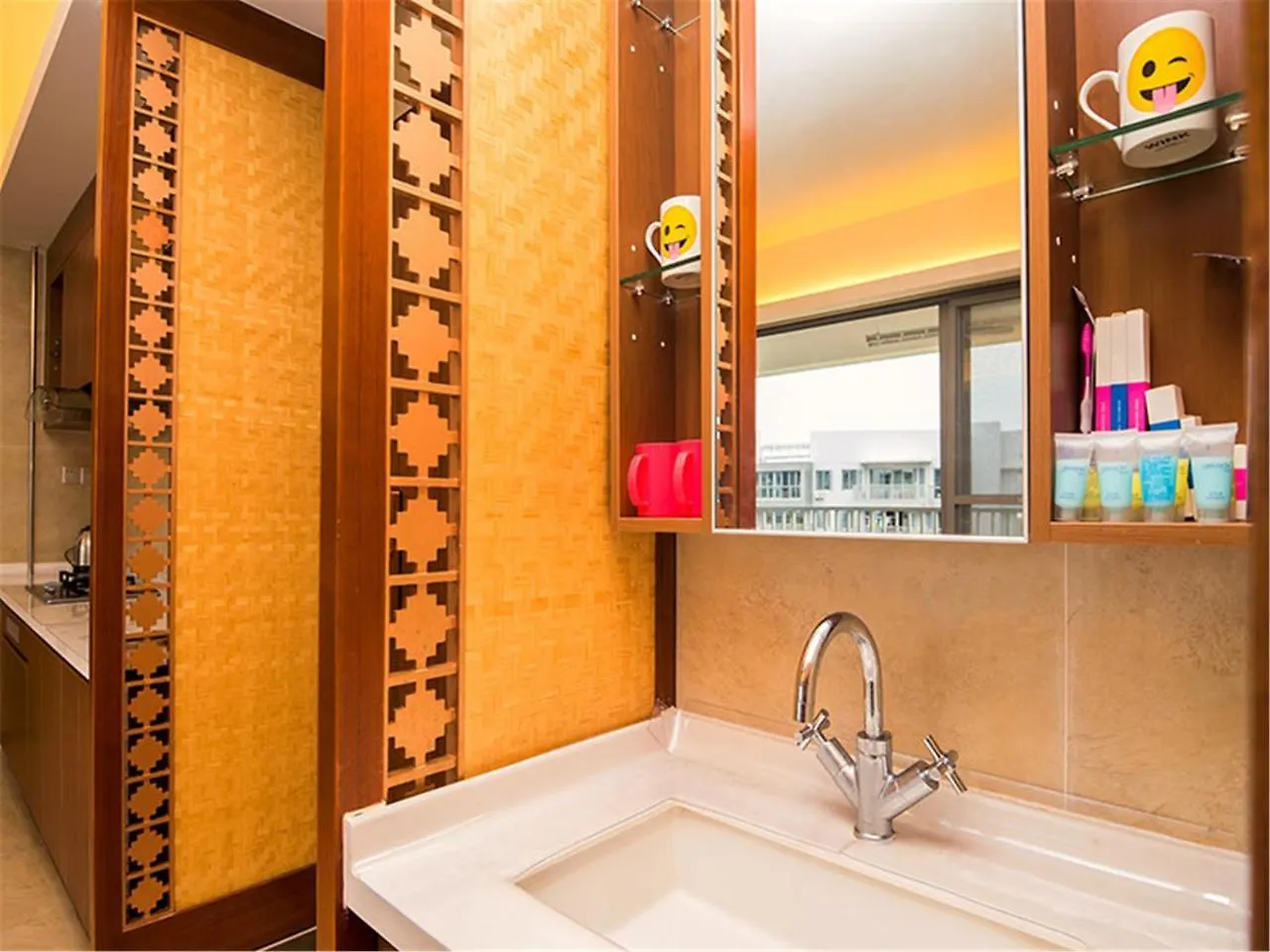 Sanya Linglong Lulushun Hotel 3*,